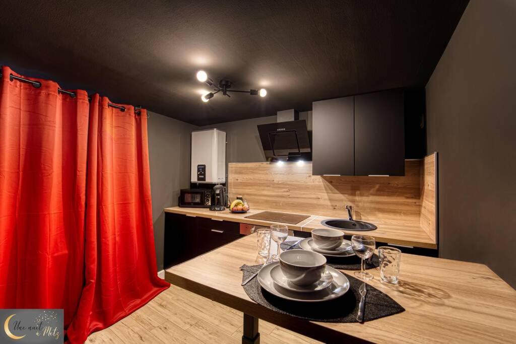 La Chambre Noire Au Coeur De Мец Экстерьер фото