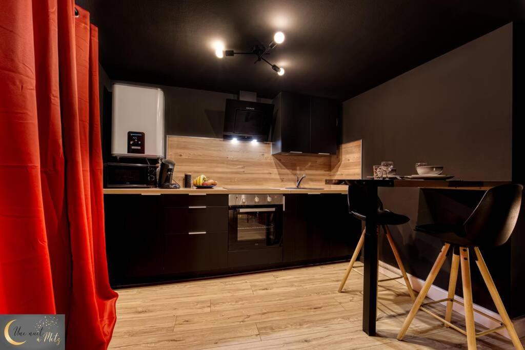 La Chambre Noire Au Coeur De Мец Экстерьер фото